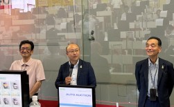 小川流通委員長のイベント紹介に会場が沸く（左は破顔する黒沼事務局長）