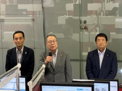 来賓を代表しJU東北伊藤ブロック長（中央）とJU福島橋本理事長が祝辞を贈った