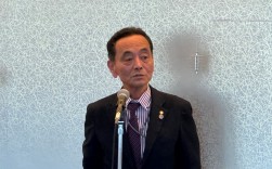 前夜祭であいさつに立つ佐藤理事長