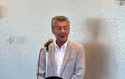前夜祭であいさつに立つ田中副理事長