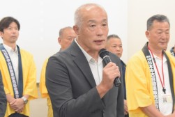来賓を代表してあいさつを行うＪＵ中部・奥村会長