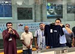 アハンマド・ゴルザ―ル代表があいさつに立ち、落札賞のＴシャツを紹介