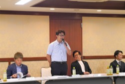 木場新代表幹事が就任のあいさつを述べた