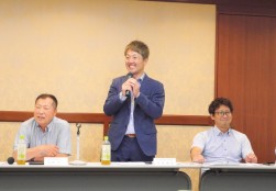 中尾前代表幹事が退任のあいさつを述べた