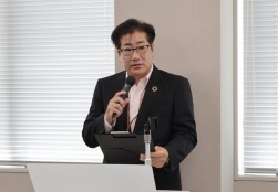 あいさつに立つ松田会場長