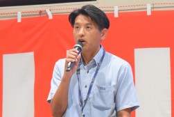 セリ前にあいさつを述べる和田会場長代行　　