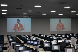 セリ前に行われた久野社長のあいさつ