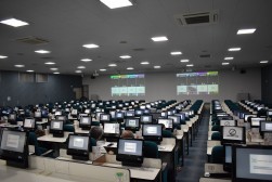 早朝から多くの会員が訪れた