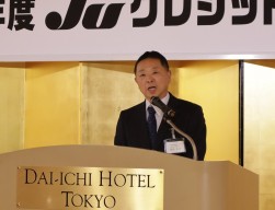 表彰式冒頭であいさつする塚田理事長