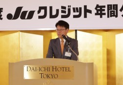 あいさつに立つオリエントコーポレーション梅宮真社長