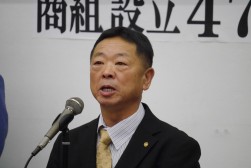 塚田会長が来賓を代表して祝辞を述べた