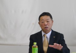 記者懇談会で抱負を話す塚田会長