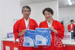 ホンダＡＡ２４周年記念イベントを展開（写真右が越智会場長）