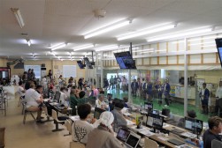 セリ会場内はほぼ満席の状態