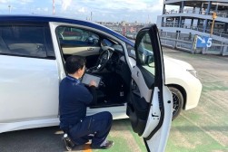 検査員が対象車のバッテリー診断を実施