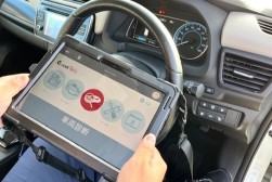 検査員が対象車のバッテリー診断を実施