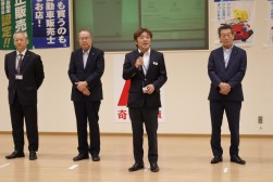 セレモニーであいさつに立つ吉沢理事長