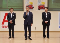 謝辞を述べる海津名誉会長
