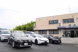 会場前には高額車が並ぶ