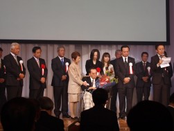 長谷川理事長（左端）と大橋会長（右から3人目）が大石名誉顧問（中央）を迎えて