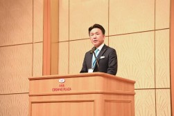 発表会で熱弁を奮う岩崎社長