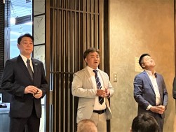 前夜祭であいさつを述べる米澤青年部会長