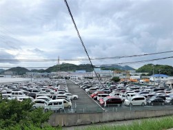 出品ヤードには２７２７台の出品車