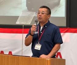 東北会場初の周年記念であいさつに立つ柘植取締役