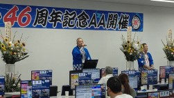 セレモニーであいさつする安田社長