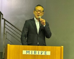 周年記念のあいさつに立つ伊藤社長