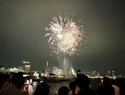横浜の夜景と花火をデッキから楽しむ参加会員