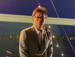 開会のあいさつに立つ林室長