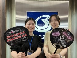 イベントではオリジナルうちわを配布した