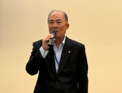 あいさつ立つ神保理事長