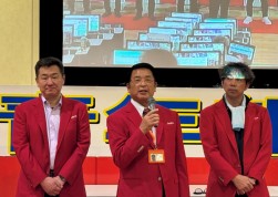 あいさつに立つ橋本理事長