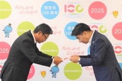 吉田会場長から寄付金目録が手渡された