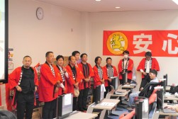 青年部会メンバーが強い結束（手前から３番目カメラ目線でピースするのは坂本正和さん）
