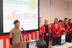 ＪＵ佐賀の大宅基太流通委員長は自ら壇上に上がり来場会員を前にあいさつを述べた