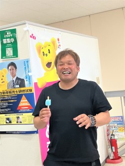アイスサービスも好評（ＪＵ鹿児島の宮田大青年部会長も笑顔）