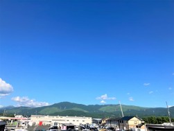会場からは阿蘇山の外輪山が見渡せる