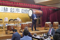 祝賀会であいさつを述べる寺谷会長