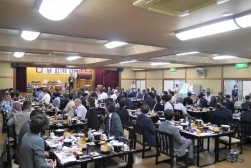 盛大な祝賀会を開いた