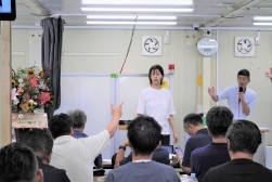 手ゼリによる、コンダクターとバイヤーの掛け合いが魅力