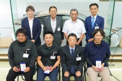 入賞者と主催者、来賓で記念撮影