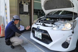 真剣な表情で競技に臨む出場者たち