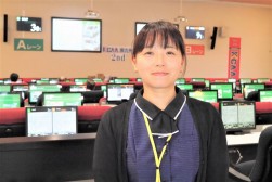 業務課の新幸代さんは会場運営において「縁の下の力持ち」のような存在