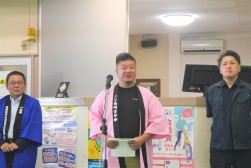 段浦小売振興委員長があいさつを述べた