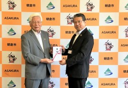 目録贈呈式を開いた（写真左から林市長と大塚上級理事）