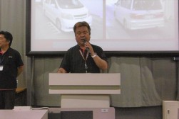 あいさつを述べる貫名流通委員長
