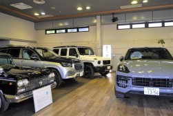 ショールーム内には２０００万円を超える高額車も展示